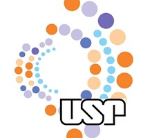 Logo da Escola do Futuro. O símbolo é composto por várias círculos laranjas, roxos, lilases, azuis e amarelos. Esses círculos estão dispostos em semicírculos. Na parte de baixo, há o logo da USP.