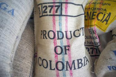 Foto colorida, de  saco de alimentos de pano com o dizer &quot;Product of Colombia&quot;