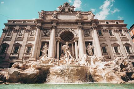 Foto colorida em ambiente externo, da Fontana di Trevi, monumento histórico da Itália