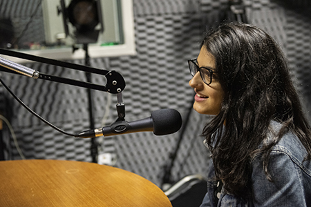 aluna de educomunicação no estudio de gravação