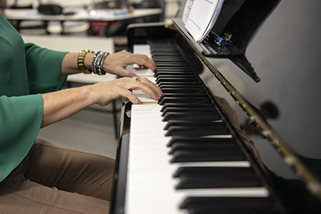 professora de música no piano