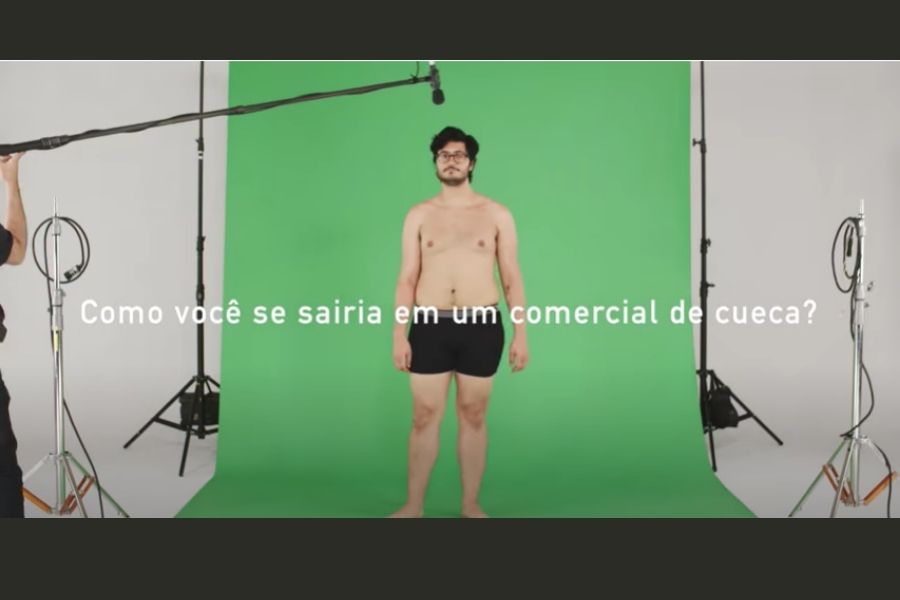 Homem de cueca em estúdio de gravação 