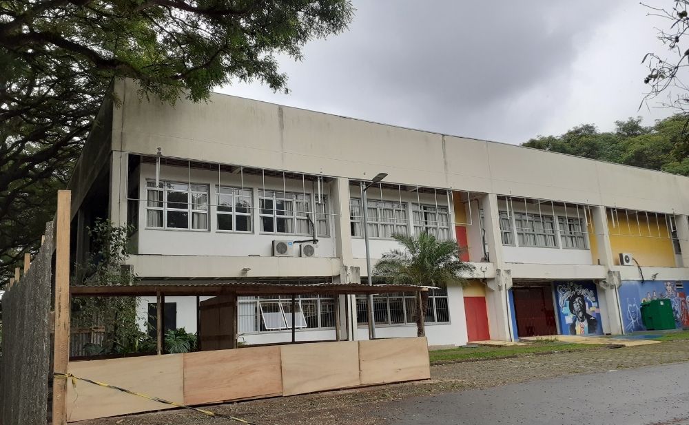 área externa do Departamento, em que a área de obra está demarcada por tapumes