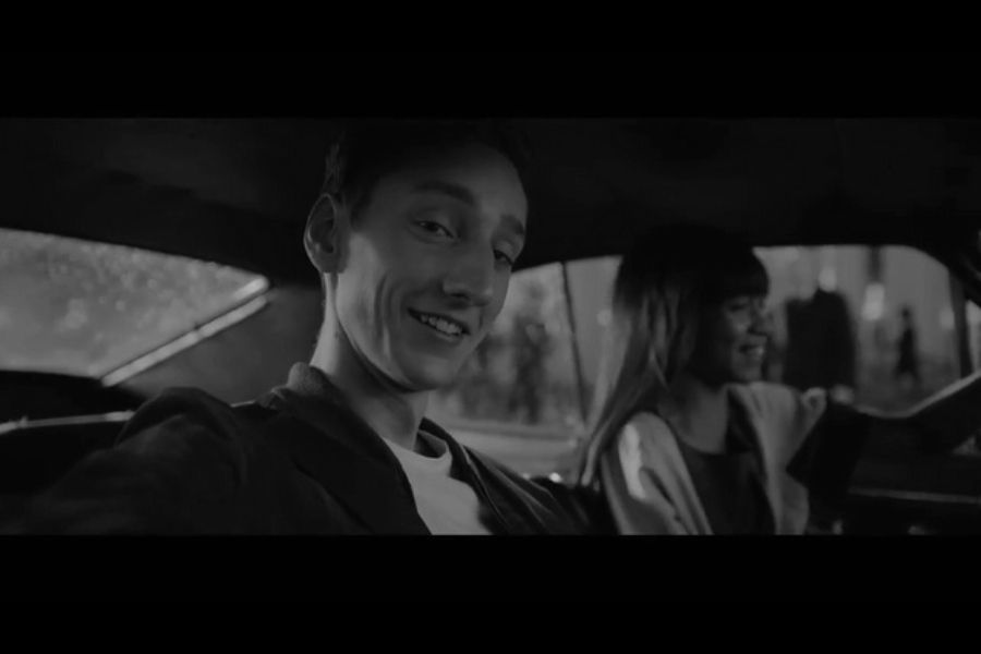 Comercial de desodorante: homem e mulher no carro