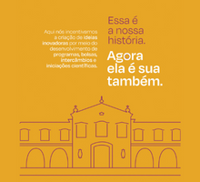 Arte digital com fundo amarelo. Na porção superior, à esquerda, tem-se, em letras brancas, o texto “Aqui nós incentivamos a criação de ideias inovadoras por meio do desenvolvimento de programas, bolsas, intercâmbios e iniciações científicas.” Já à direita, estão as frases “Essa é a nossa história. Agora ela é sua também.” Na parte de baixo, há o desenho do prédio de Medicina da USP Ribeirão. Ele é feito por linhas finas marrons e seu estilo de arquitetura é antigo.