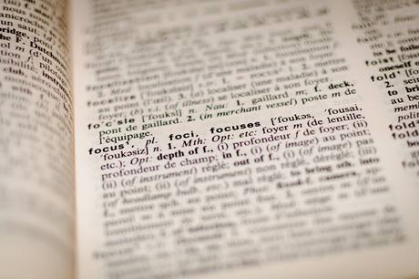Página de dicionário de língua inglesa com ênfase na palavra &quot;focus&quot;