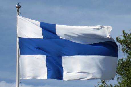 Bandeira da Finlândia hasteada ao ar livre