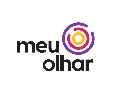 A imagem contém o logo da iniciativa Meu Olhar. O nome é escrito todo em letras minúsculas pretas, a palavra “meu” está na linha de cima e “olhar” na linha de baixo. Ao lado da palavra “meu” há dois círculos incompletos e um pequeno círculo completo um dentro do outro. O maior semicírculo é da cor roxa, o do meio é da cor rosa e o círculo completo é da cor amarela. 