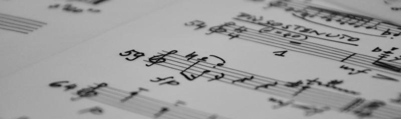 Detalhe da pauta de uma partitura manuscrita, em close