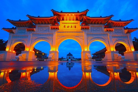 Monumento na praça "Liberty Square" em Taipei, Taiwan, ao entardecer.