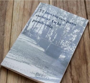 Foto. O livro está em diagonal sobre uma superfície de madeira. A capa do livro é preenchida totalmente por uma foto em preto e branco, aparentemente de um parque, com uma larga calçada e árvores ao fundo e no entorno da calçada. No topo da capa à esquerda está escrito o nome do livro e no rodapé está escrito BERRO