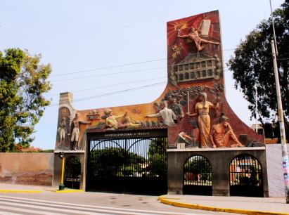 Fachada da Universidade. Nas paredes, desenhos e esculturas que remetem aos povos originários e aos fundadores da cidade.