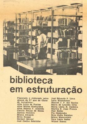 Página de jornal antigo, mostrando estantes de biblioteca