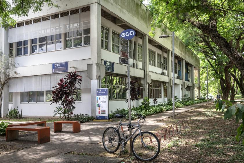 Foto do prédio do Departamento de Cinema, Rádio e Televisão no campus.