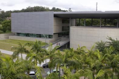 Foto colorida, em ambiente externo, da vista do complexo Brasiliana, na USP