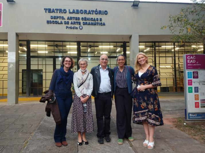 Foto colorida em ambiente externo, dos citados na notícia posando com sorrisos para a foto.