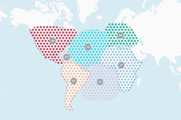 Reprodução de um mapa-múndi em fundo azul claro. O foco é a região transatlântica (África, Europa, Américas, Caribe, Atlântico Norte e Atlântico Sul). As regiões e continentes estão demarcados com pontos coloridos e o número de artigos publicados sobre cada local. 