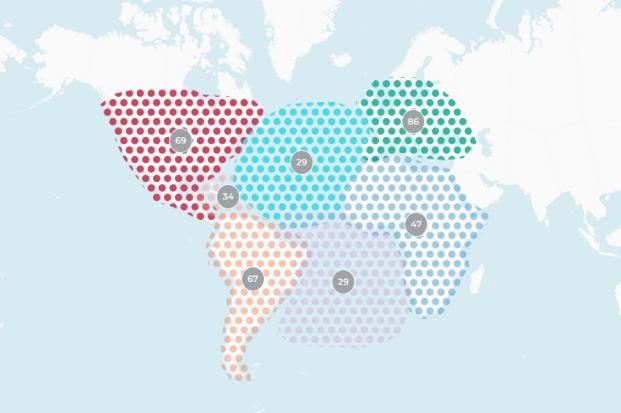Reprodução de um mapa-múndi em fundo azul claro. O foco é a região transatlântica (África, Europa, Américas, Caribe, Atlântico Norte e Atlântico Sul). As regiões e continentes estão demarcados com pontos coloridos e o número de artigos publicados sobre cada local.