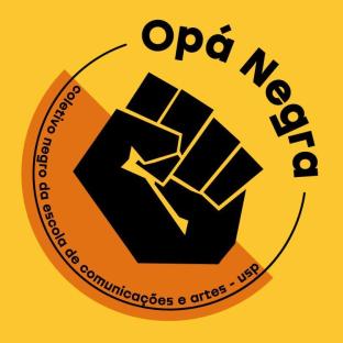 logotipo do coletivo Opá Negra, com a ilustração de um punho preto, inserido em um círculo formado pelo nome do coletivo e uma linha circular, onde está escrito, internamente, coletivo negro da escola de comunicações e artes - usp. Essa composição está sobreposta a um semicírculo laranja em fundo amarelo.