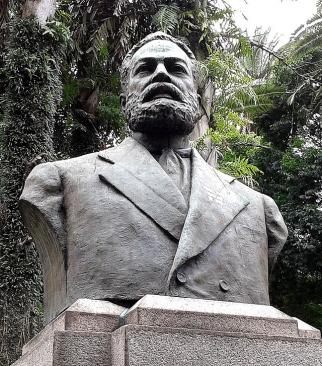 Monumento em busto do jornalista Luiz Gama.
