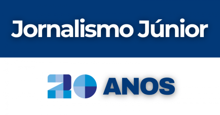Cartaz do evento. Na metade superior, há “Jornalismo Júnior” escrito em fonte branca sobre um fundo azul escuro, e na metade inferior, há “20 anos” escrito em fonte azul escura sobre um fundo preto.