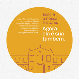 imagem que reproduz parcialmente um cartaz da semana de recepção aos calouros. Sobre um fundo amarelo, está escrito à direita "Essa é a nossa história", em vermelho escuro, e, abaixo, em branco, numa tamanho um pouco maior, a frase Agora ela é sua também. Abaixo, desenho que remete a fachada de um edifício histórico, desenhado em vermelho escuro.