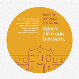 imagem que reproduz parcialmente um cartaz da semana de recepção aos calouros. Sobre um fundo amarelo, está escrito à direita &quot;Essa é a nossa história&quot;, em vermelho escuro, e, abaixo, em branco, numa tamanho um pouco maior, a frase Agora ela é sua também. Abaixo, desenho que remete a fachada de um edifício histórico, desenhado em vermelho escuro.