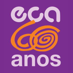 Arte de um selo comemorativo. Na parte superior, o texto "eca" está escrito em uma fonte arredondada e minúscula, em lilás. Abaixo, um desenho do número "60" em forma de espiral, na cor laranja. Na parte inferior, a palavra "anos”, na cor lilás. O fundo é roxo.