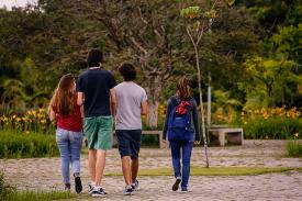 Estudantes da USP caminhando no campus