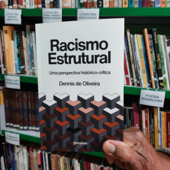 Capa livro Racismo Estrutural