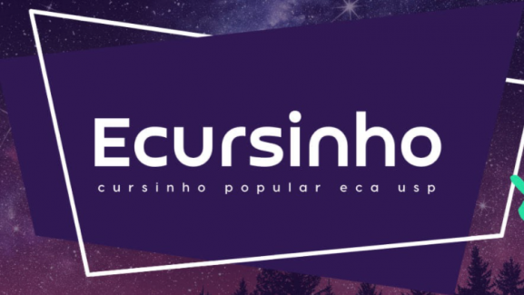 Imagem de divulgação do ECursinho. A ilustração é predominantemente roxa. Ao fundo, há um céu roxo e estrelado. Em primeiro plano, em um trapézio roxo de tom mais escuro, está escrito em letras brancas "Ecursinho" e "cursinho popular eca usp". Há também, como detalhe, apenas o contorno de outro trapézio, em branco.