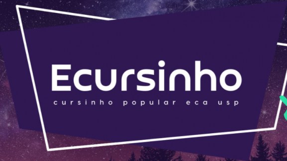 Imagem de divulgação do ECursinho. A ilustração é predominantemente roxa. Ao fundo, há um céu roxo e estrelado. Em primeiro plano, em um trapézio roxo de tom mais escuro, está escrito em letras brancas &quot;Ecursinho&quot; e &quot;cursinho popular eca usp&quot;. Há também, como detalhe, apenas o contorno de outro trapézio, em branco.