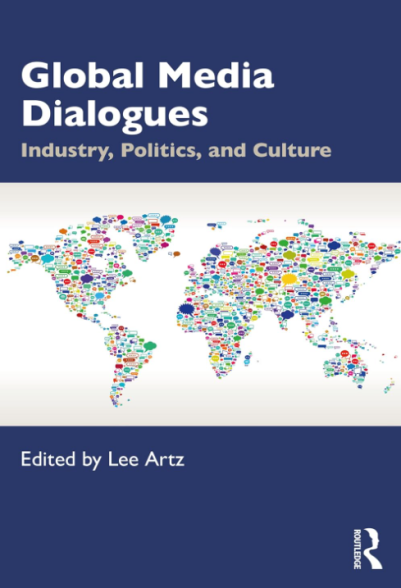 Capa do livro Global Media Dialogues. Há uma faixa horizontal em azul escuro no topo com o título do livro em letras brancas, uma grande faixa branca horizontal no centro com ilustração do mapa do mundo totalmente composta por balões de fala de diversas cores e tamanhos. Abaixo, outra faixa horizontal azul escura com o nome do autor e o logotipo da editora.