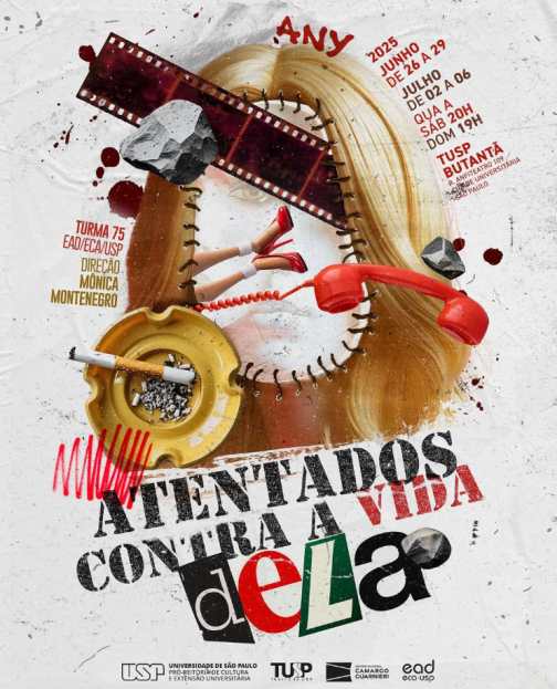 Cartaz com fundo branco e textura de papel com pequenas manchas pretas dispersas. No centro, há uma montagem com o rosto de uma mulher loira parcialmente oculto por objetos: negativo de fotos de uma câmera fotográfica de rolo, uma pedra cinza, um cinzeiro amarelo com cinzas e um cigarro apoiado, um aparelho de telefone antigo vermelho com um fio espiral da mesma cor, pernas femininas com sapatos de salto alto, e linhas costuradas em volta do rosto. Há manchas vermelhas espalhadas. Os elementos visuais formam uma colagem caótica. Abaixo da montagem está o nome da peça com fonte stencil e diferentes fontes na palavra “dela”. No topo e nas laterais, há blocos de texto nas cores vermelha, marrom e dourada, e diferentes tamanhos, indicando datas, horários, local e direção. Na parte inferior, estão logotipos institucionais.