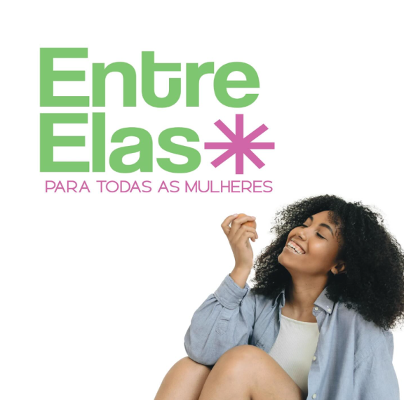 Cartaz com fundo branco, com o nome do evento destacado em verde à esquerda, seguido de um asterisco rosa e o subtítulo para todas as mulheres, também em rosa e fonte menor. No canto direito da imagem há uma mulher negra, sorrindo e de cabelos crespos castanhos na altura dos ombros. Ela usa blusa branca e camisa azul e está sentada com os joelhos dobrados olhando para uma fruta que segura próxima do rosto.