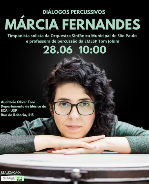 Cartaz feito em foto de uma mulher debruçada sobre uma superfície clara. Ela tem o queixo apoiado nas mãos sobrepostas. Ela é branca, usa óculos de armação quadrada e preta, tem olhos castanhos e cabelos castanhos ondulados na altura dos ombros, penteados para o lado e com a lateral curta. Acima de sua cabeça, em fonte verde, está o nome da série, nome da convidada, informações resumidas de sua atuação profissional, dia e horário do evento. A esquerda do cartaz estão informações de local, também verde e, no canto inferior esquerdo, os logotipos do Percussivo USP, da USP e da ECA.