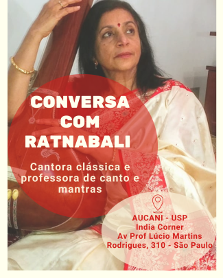 Foto colorida em ambiente interno, da cantora Ratnabali: uma mulher de cabelos grisalhos, com vestimentas indianas e um instrumento musical ao seu lado. Ao lado da foto, há uma chamada, em texto, para o evento descrito na notícia.