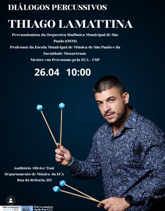 Cartaz em cor azul escura com a foto de um homem de perfil à direita olhando para a câmera enquanto segura dois pares de baquetas de pontas azuis, um em cada mão. Ele é pardo, usa uma camisa azul de mangas longas com detalhes em branco, relógio de pulso e um brinco. As informações de nome do artista, data, horário, local, função e formação estão em fonte branca distribuídas no cartaz. Abaixo, há uma régua com os logotipos do percussivo e o logo da ECA.