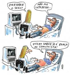 Charge colorida com uma mulher grávida com fartos seios e uma doutora sentada à cadeira fazendo ultrassom em sua barriga. Ao lado da médica de cabelos loiros, uma tela de computador exibe a imagem do exame. A doutora pergunta se a mulher quer saber o sexo do bebê, no que a paciente diz que deseja saber se a criança é "reaça" ou "comunista".