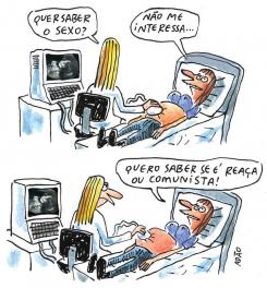 Charge colorida com uma mulher grávida com fartos seios e uma doutora sentada à cadeira fazendo ultrassom em sua barriga. Ao lado da médica de cabelos loiros, uma tela de computador exibe a imagem do exame. A doutora pergunta se a mulher quer saber o sexo do bebê, no que a paciente diz que deseja saber se a criança é &quot;reaça&quot; ou &quot;comunista&quot;. 