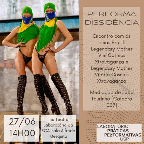 Cartaz com duas mulheres posando para a foto com a mão na cintura e fazendo um leve ângulo com as pernas. Elas usam máscaras com as bandeiras do Brasil. As bandeiras cobrem a cabeça, nariz, boca e busto. As duas estão de calcinha e botas pretas até os joelhos. Em volta estão informações sobre o evento. No canto inferior direito, o logo do Laboratório de Práticas Performativas da USP.
