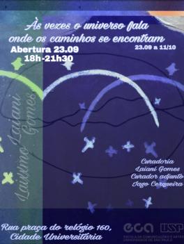 Cartaz de divulgação do evento. No cabeçalho, há o título da exposição, data e horário da abertura e data de início e encerramento da exposição, em fonte branca. No canto inferior direito, quase no rodapé, há o nome dos curadores, em fonte branca. No rodapé do lado esquerdo, há o endereço do local do evento, em fonte branca, e do lado direito há os logos dos realizadores. Na esquerda, há uma marca d’água com o nome das artistas expositoras. O fundo é roxo e tem traços brancos, lilás e um desenho, em traços pretos, que lembra duas pedras sobrepostas."