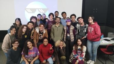 Foto colorida em ambiente interno, com os estudantes do CTR-ECA junto da funcionária Thaise Desirree