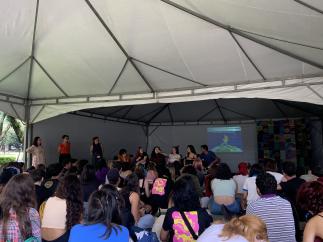 Foto colorida em ambiente externo, de vários calouros sentados à frente de veteranos da ECA. Ao lado dos veteranos, está a Comissão de Eventos da ECA e a secretária da CRInt, Thaise Desirree