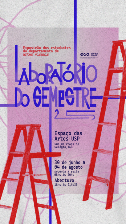 Cartaz com predominância de diferentes tons de rosa e vermelho e a ilustração de duas escadas vermelhas. O nome da exposição e informações de descrição da exposição, local, datas e logotipo da ECA estão agrupados em uma moldura transparente de cor rosa em tom mais acentuado, sendo que, no centro do cartaz, o nome da exposição está em fonte estilizada em diferentes tons de roxo e azul, com quatro prolongamentos de letras que vão até as bordas do cartaz. No fundo, em tom de papel manchado, há diversas linhas curvas de cor rosa.