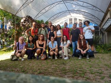 Foto colorida em ambiente externo, dos alunos estrangeiros da ECA do primeiro semestre de 2022 no museu de Geociências da USP