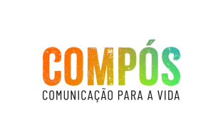 Imagem com o logo do 32° Encontro Anual da Compós. A imagem tem fundo branco. No meio dela está escrito Compós. As letras são texturizadas e coloridas em degradê laranja e verde. Embaixo de Compós, está escrito comunicação para a vida, sem textura e em cor preta. 