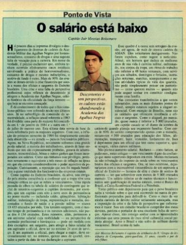 Foto de uma página de revista impressa. O nome da seção, Ponto de Vista, está no topo em letras pretas. Abaixo dele, estão o título do texto, “O salário está baixo”, e o nome do autor dele, “Capitão Jair Messias Bolsonaro”.  Abaixo, centralizada, está uma foto do atual presidente. Ele é branco e usa farda do Exército. O fundo da página é azul claro . O texto está em letras pretas pequenas.