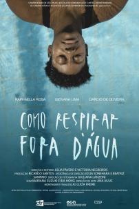 Pôster do filme Como Respirar Fora d’Água. Na parte superior aparece Janaína, negra retinta de cabelos curtos e crespos, de ponta cabeça e olhos fechados. Ao fundo, a superfície de uma piscina. Na parte inferior, em letras brancas, aparecem o título do filme e informações sobre elenco, equipe e os logotipos do CTR, da ECA e da USP. 