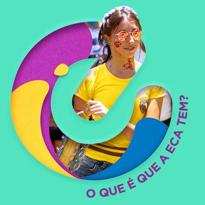 Arte digital do evento. A letra E do logo da ECA forma uma espécie de janela, por onde se vê a foto de uma jovem branca de cabelos loiros e óculos escuros que toca um chocalho. Ela usa a camiseta amarela e roxa da Batereca, a bateria da ECA, e tem uma pata de leão pintada no rosto. Além da foto, também aparecem formas de contornos arredondados nas cores azul, amarelo e roxo. No canto direito da imagem, em volta do contorno inferior da letra E, a frase O que é que a ECA tem?, em letras roxas. 